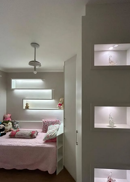 Quarto infantil com nichos iluminados